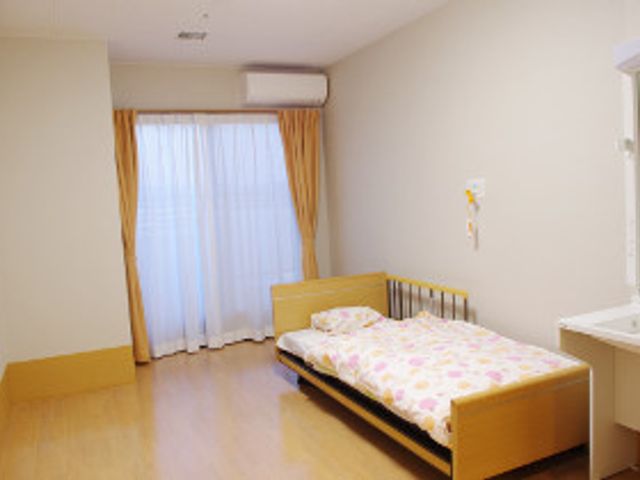 明るい個室の居室 居室 広々とした洋室の個室です。心地よい空間で安らぎのひとときをお過ごしいただけます。
