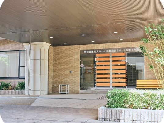 建物正面の入口  