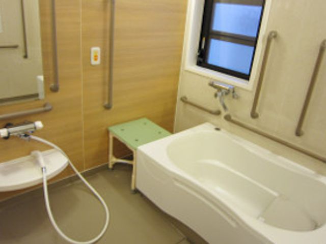 手すり付きの清潔な浴室 浴室 安全に配慮された浴室です。手すりや座るための椅子が設置され、安心してご利用いただけます。
