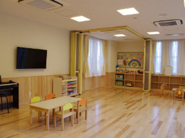 明るい多目的室 多目的室 床が清潔で明るい多目的室です。キッズコーナーやテレビなど、休憩や娯楽の時間をお過ごしいただける設備が整っています。