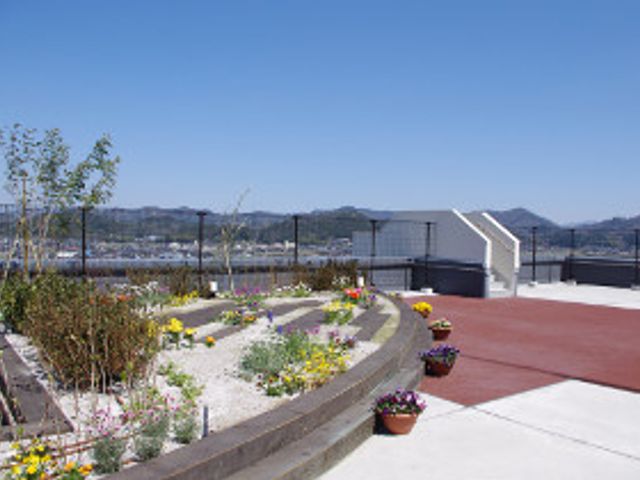 ゆったりとした屋上庭園 テラス 開放感あふれる屋上の庭園です。四季折々の花々と共に、心地よい休息をお楽しみいただけます。