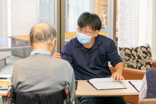 窓際で面談する人々