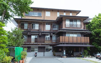 落ち着いた色合いの外観