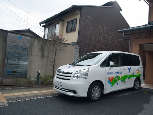 施設前に停車する車