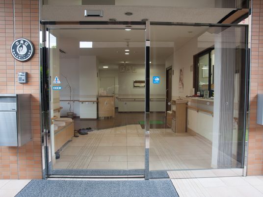 施設の明るいエントランス