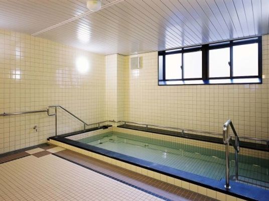 清潔なタイル張りの浴室