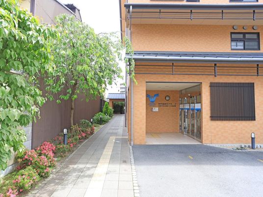 緑に囲まれた出入口  