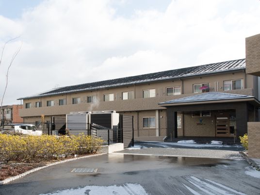 広々とした施設の外観