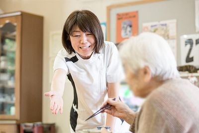 笑顔のスタッフと利用者の交流