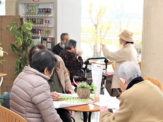 くつろぎの様子ロビー ロビー 自然光が差し込む空間で、入居者同士の交流が活発です。談笑や読書が楽しめます。