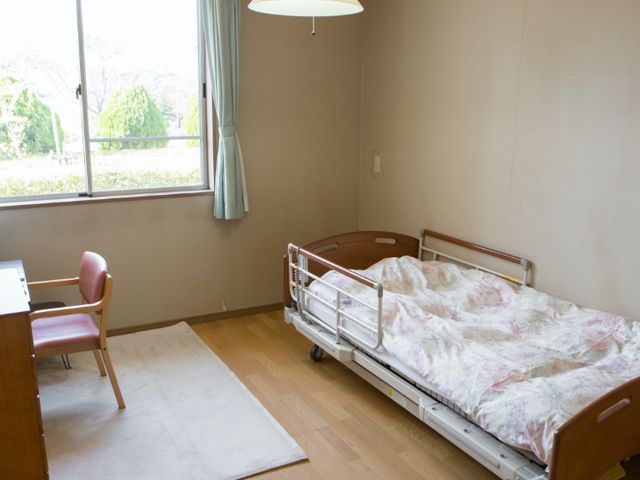 明るい居室 居室 自然光が降り注ぐ明るい部屋です。快適な環境で、リラックスして過ごせます。