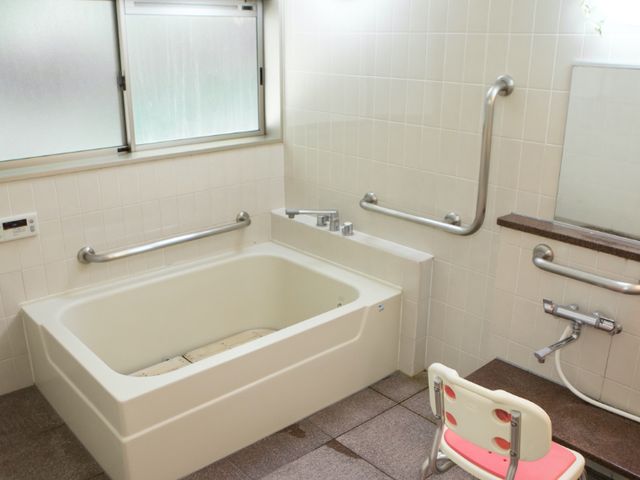 使いやすい浴室 浴室 手すり付きの安全な浴室で、利用者の方も安心して入浴できます。広々とした設備です。