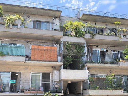 緑のある建物外観  