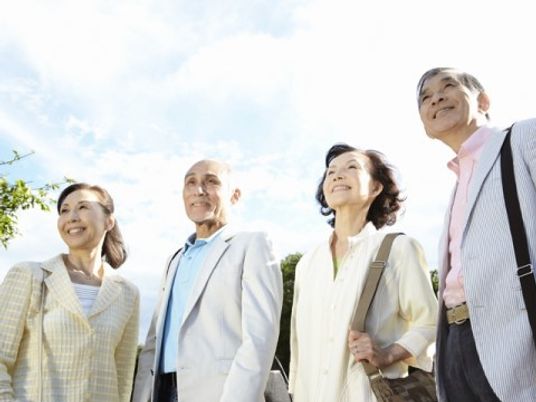 明るい外で笑顔のスタッフ