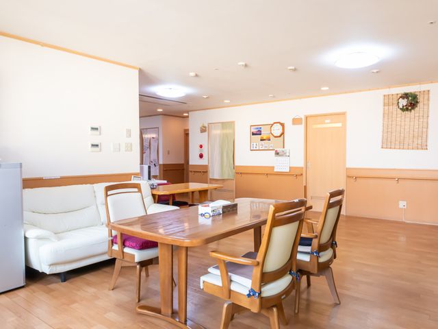 明るい共用施設 ラウンジ 広々とした座席が配置されたくつろぎの空間です。自然光が差し込み、心地よさを提供します。
