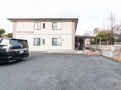 広い駐車場の外観