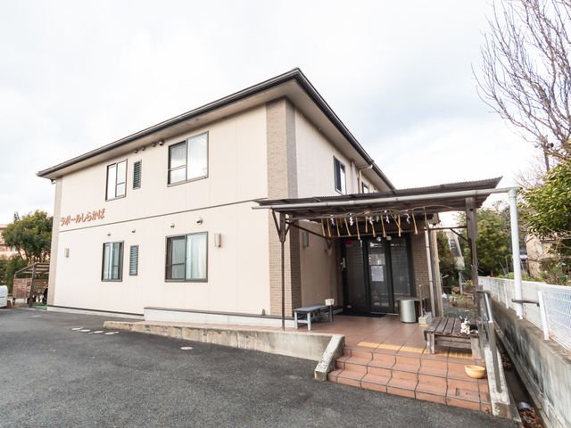 落ち着いた外観 外観 落ち着いたデザインの建物です。温かみのある雰囲気で、働く人に配慮された環境が整っています。