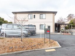 駐車場のある建物外観
