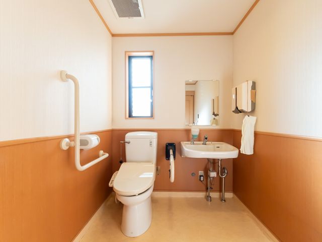 広々としたトイレ空間 トイレ 清潔感と広さが特徴のトイレです。手すりが設置され、安全に使用できます。