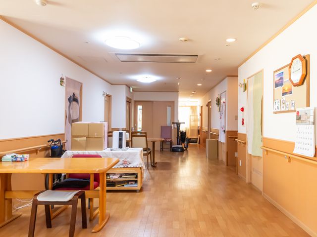 明るい廊下の様子 ダイニングルーム 幅広い動線が確保された明るい空間です。飾られたアートが落ち着いた雰囲気を演出します。