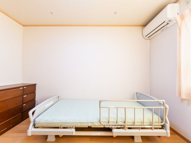 シンプルで快適な居室 居室 広々とした空間に、快適なベッドと自然光が差し込む窓があります。リラックスしていただけます。