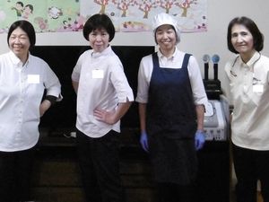 スタッフ4人が並ぶ食堂  