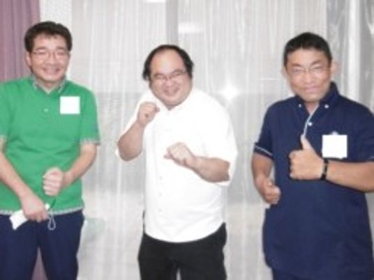 笑顔の男性3人のロビー  