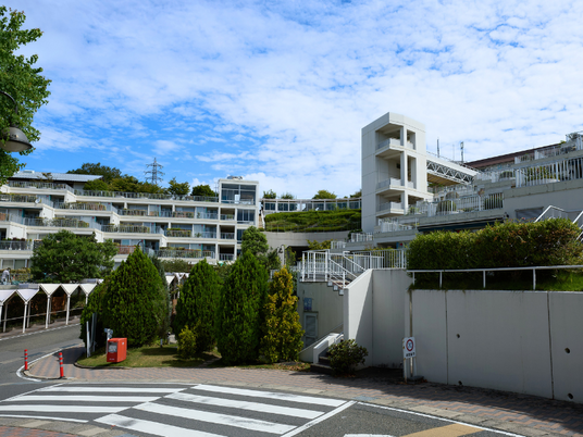 モダンな建物の外観