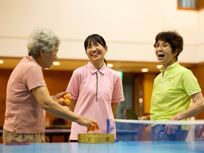 和気あいあいの様子の室内