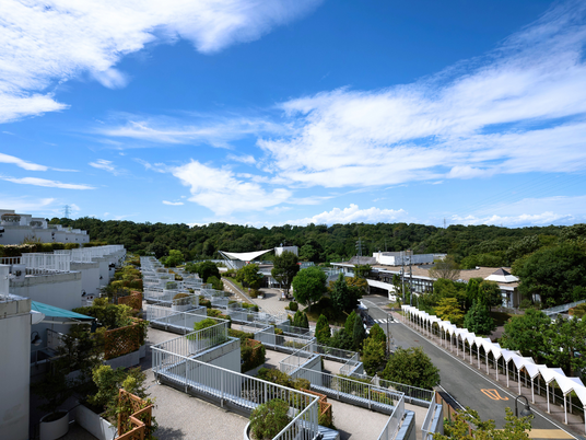 緑に囲まれた施設の外観