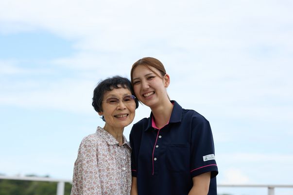 笑顔の女性二人