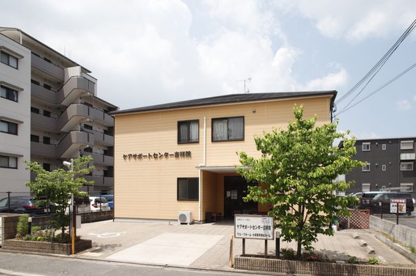 落ち着いた建物の外観