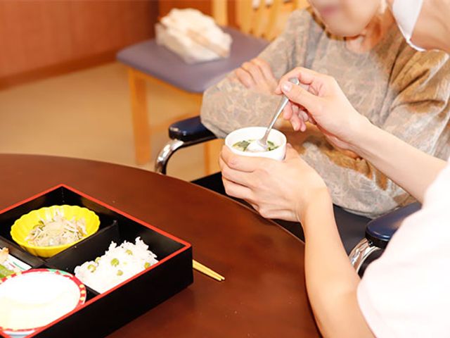 食事を楽しむ様子 リビング リビングで、サポートを受けながら食事を楽しむことができます。快適な環境が整っています。