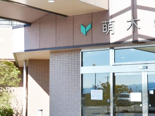 建物正面のエントランス  
