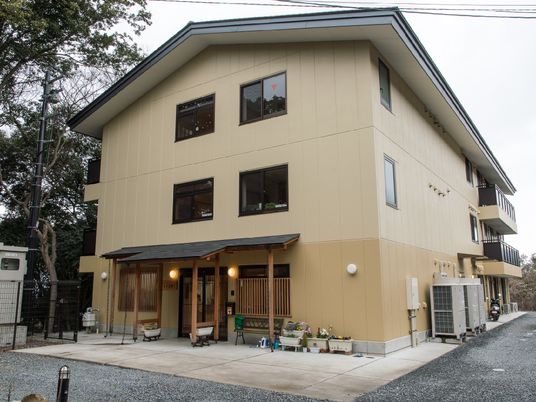 和やかな雰囲気の建物外観