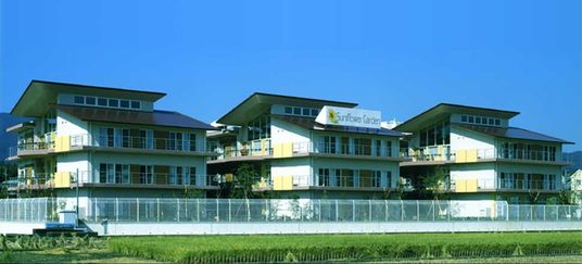 明るい庭のある居室