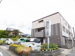 閑静な街の建物正面