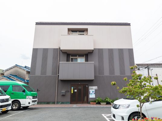 茶色の建物の外観