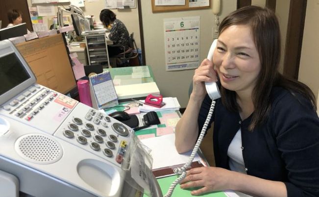 スタッフの笑顔、フロント