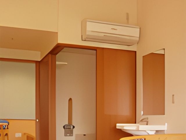 清潔な個室の居室 居室 明るい個室はプライバシーを確保しつつ、快適に過ごせる空間です。清潔なトイレも完備されています。