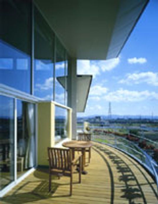 明るい景観のバルコニー