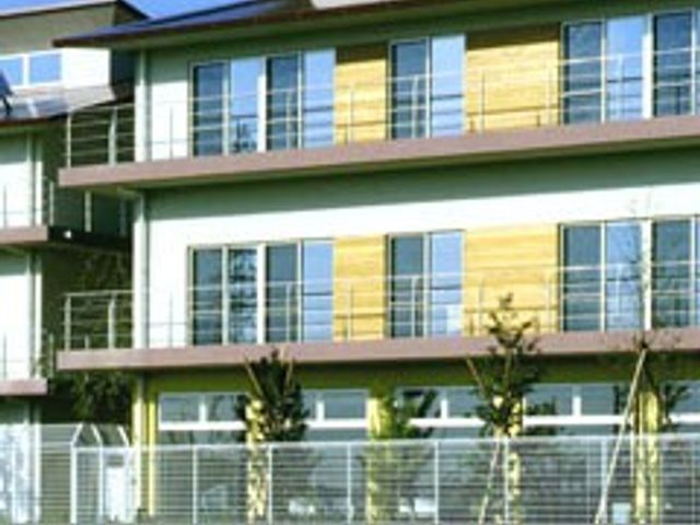 モダンな外観 外観 明るい外観は、居心地の良さを感じさせます。開放的な設計で、快適な環境を提供します。