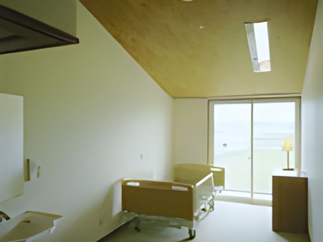 車椅子対応の居室 居室 自然光が差し込む居室で、窓際には観葉植物が配置されています。リラックスできる空間です。