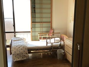 明るい居室のベッド  