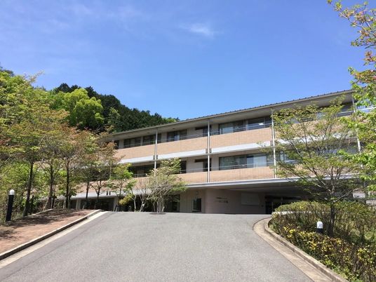 緑に囲まれた外観  