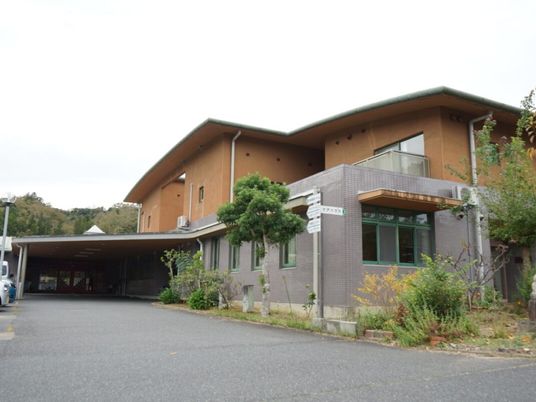 自然に囲まれた建物外観  
