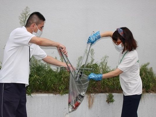 スタッフが花苗を植える庭  
