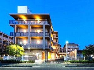 夜の建物外観  