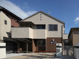 明るい日差しの外観