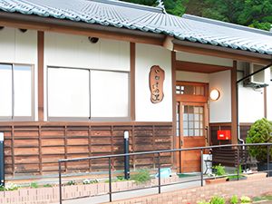 落ち着いた外観の施設
